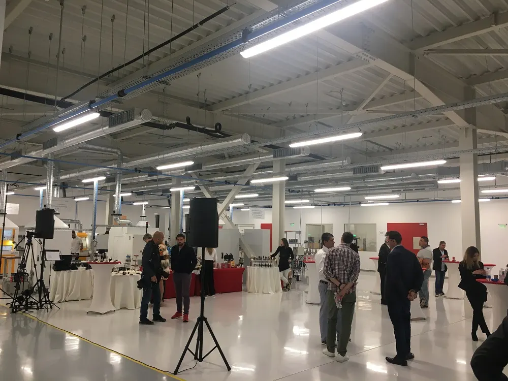 Новата фабрика за оптични елементи на „Кимкооп“ бе официално открита